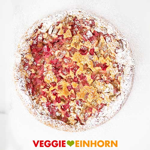 Rhabarberkuchen mit Puderzucker Einfacher veganer Rhabarberkuchen mit Puderzucker bestreut