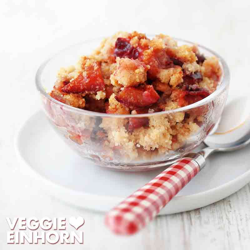 Zwetschgen Crumble in einem Dessertschälchen aus Glas