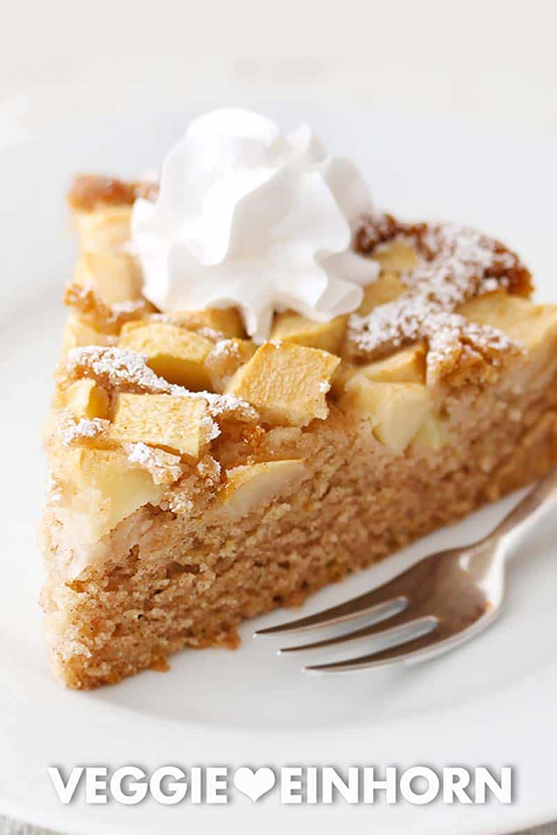 Ein Stück veganer Apfelkuchen mit Sahne