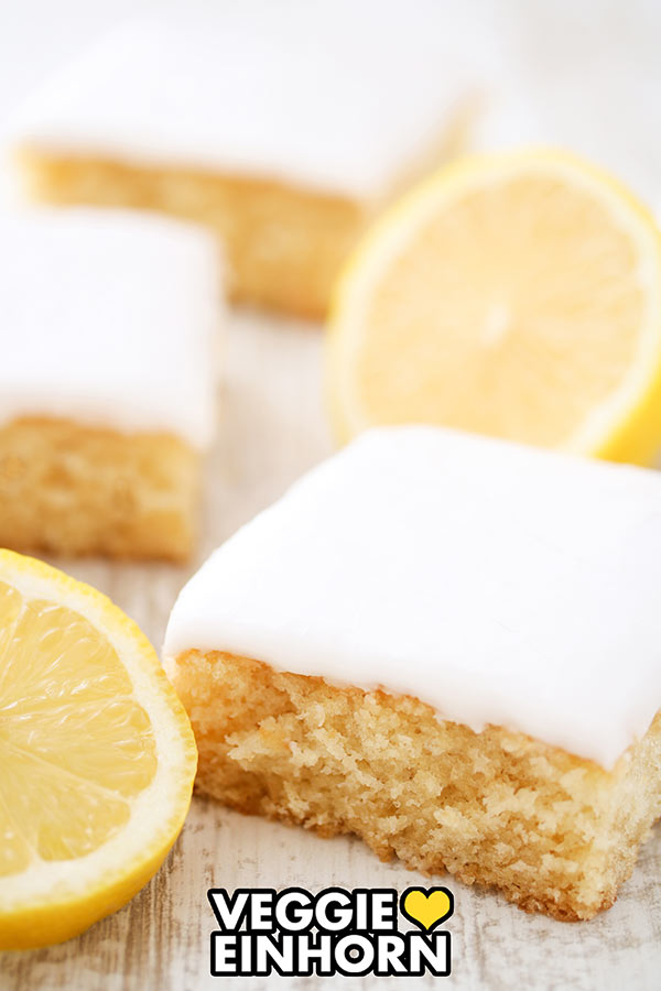 Schneller veganer Zitronen Blechkuchen Drei Stücke veganer Zitronenkuchen vom Blech mit Zitronenglasur