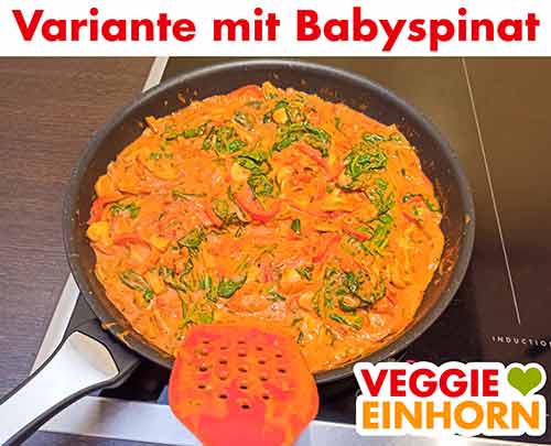 Fertig gekochtes veganes Paprikacurry mit Pilzen und Babyspinat Vegetarisches Paprika Curry mit Champignons und Baby-Blattspinat