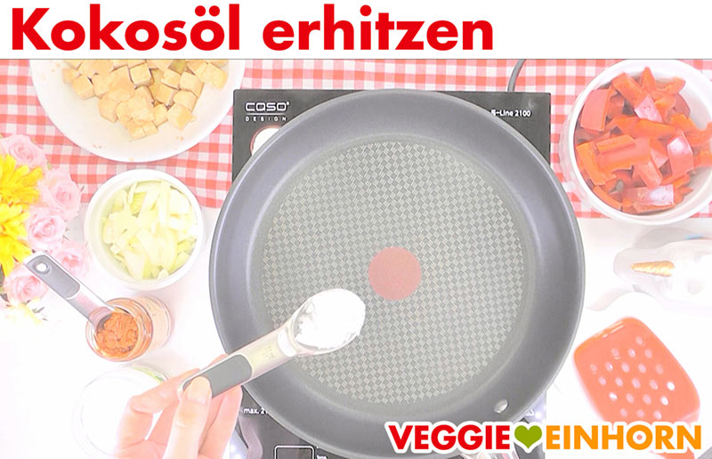 Kokosöl in Pfanne erhitzen
