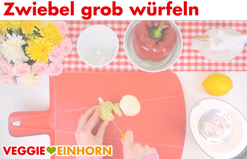 Zwiebel würfeln