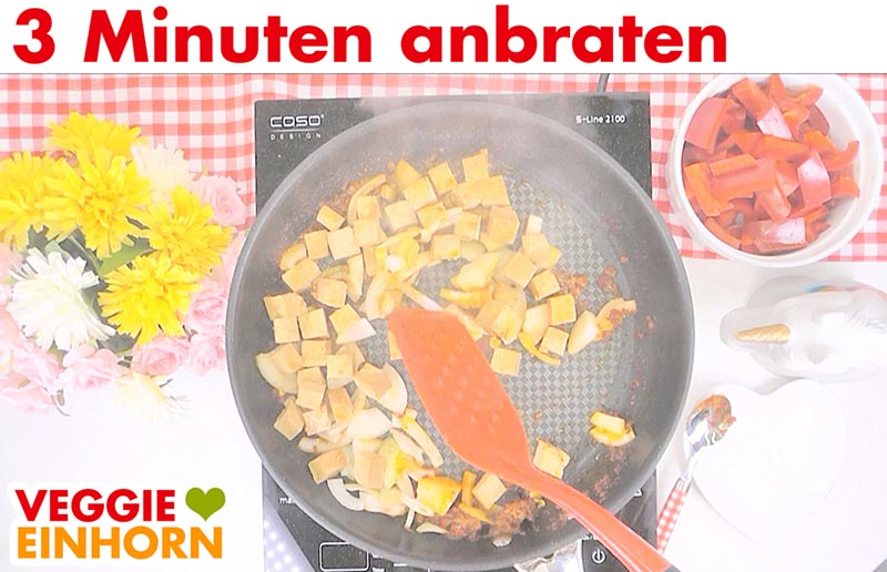 Rote Currypaste, Zwiebeln und Tofu braten