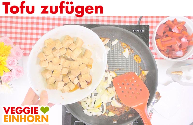 Rote Currypaste, Zwiebeln, marinierter Tofu