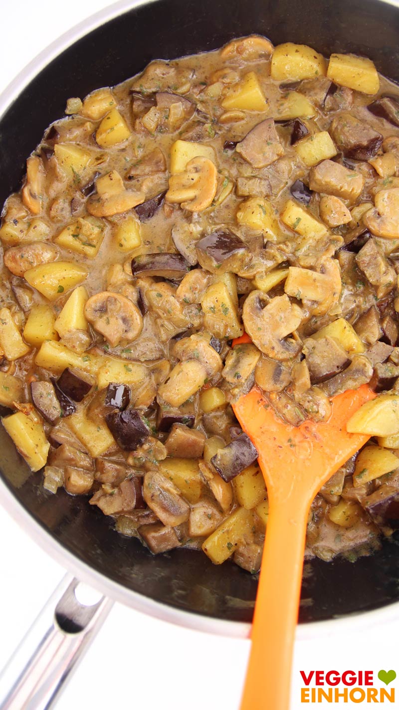Kartoffel Auberginen Curry mit Pilzen und Kokosmilch Veganes Curry mit Auberginen, Champignons und Kartoffeln in der Pfanne