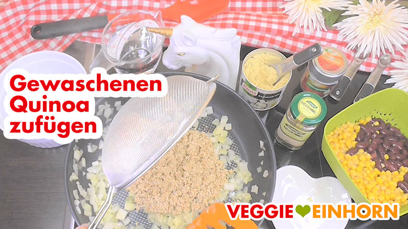 Einfache vegane QUINOA-BOHNEN-MAIS-Pfanne | Gesundes, schnelles Rezept mit Schritt-für-Schritt Foto-Anleitung und VIDEO