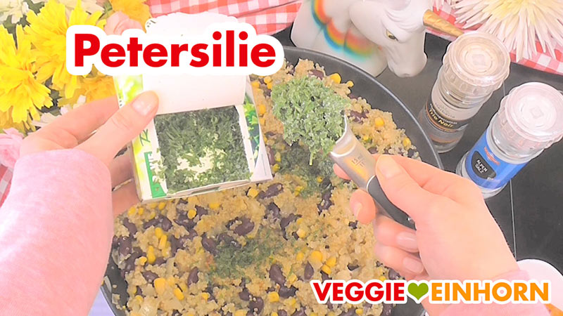 Einfache vegane QUINOA-BOHNEN-MAIS-Pfanne | Gesundes, schnelles Rezept mit Schritt-für-Schritt Foto-Anleitung und VIDEO