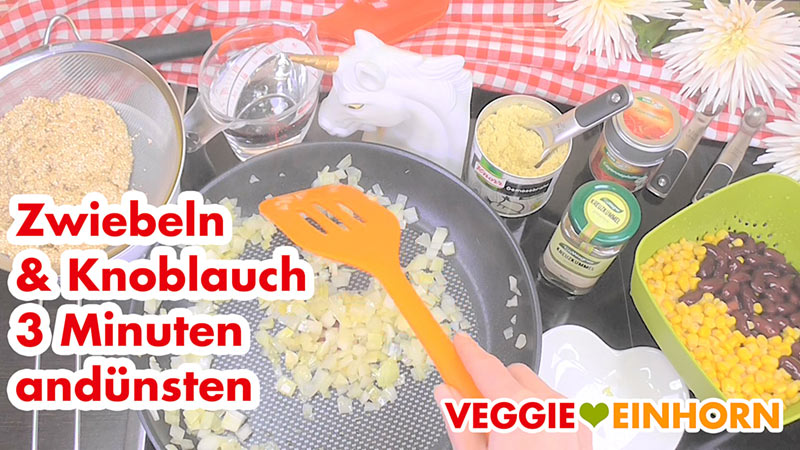 Einfache vegane QUINOA-BOHNEN-MAIS-Pfanne | Gesundes, schnelles Rezept mit Schritt-für-Schritt Foto-Anleitung und VIDEO