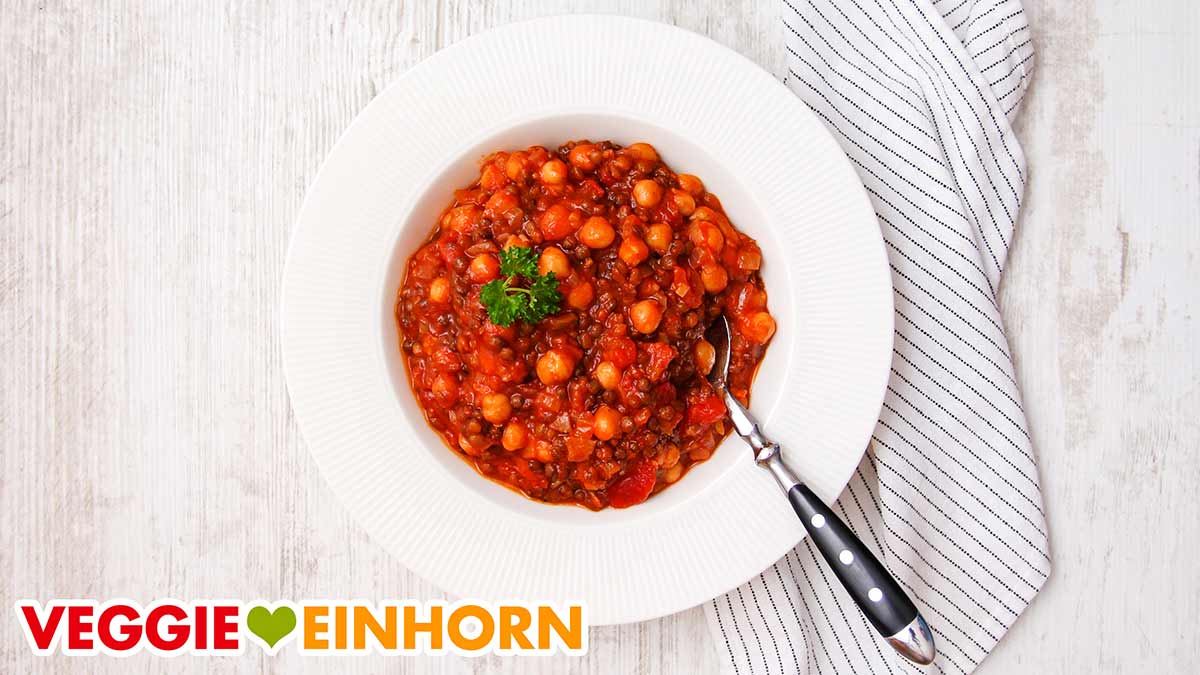 Veganer Kichererbsen Linsen Eintopf Teller mit Kichererbsen Linsen Eintopf