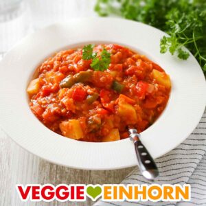Rote Linsen Eintopf auf einem Teller