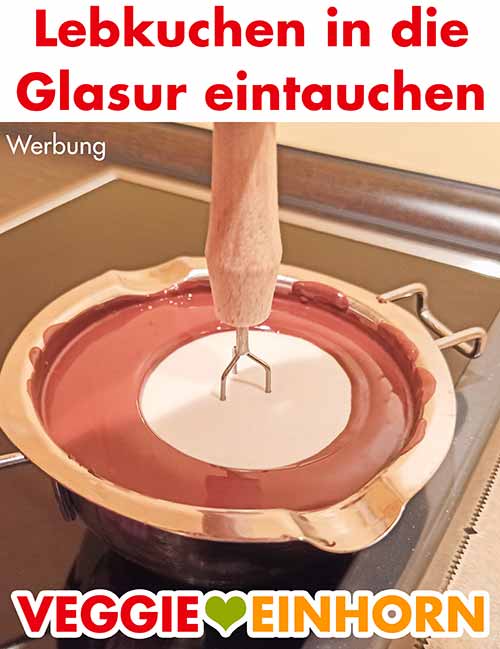 Den Lebkuchen bis zum Rand in die Glasur eintauchen. Der vegane Elisenlebkuchen wird mit Schokolade glasiert