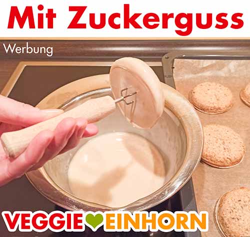 Den Nürnberger Lebkuchen auf eine Pellkartoffelgabel spießen. Der Lebkuchen wird mit Zuckerguss glasiert