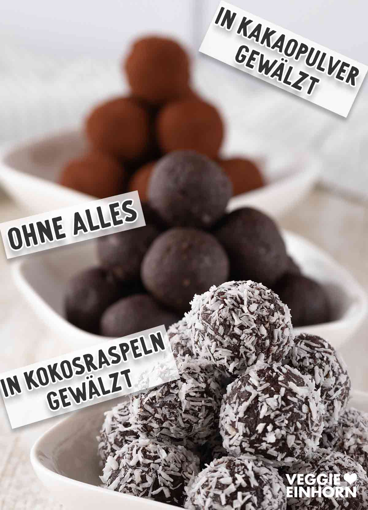 Drei Schalen mit veganen Dattel-Energiekugeln, die unterschiedlich verziert sind. Vorne Kugeln mit Kokosraspeln, in der Mitte pure Kugeln ohne Überzug, hinten Kugeln in Kakaopulver gewälzt.