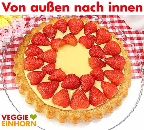 Kuchen von außen nach innen mit Erdbeeren belegen