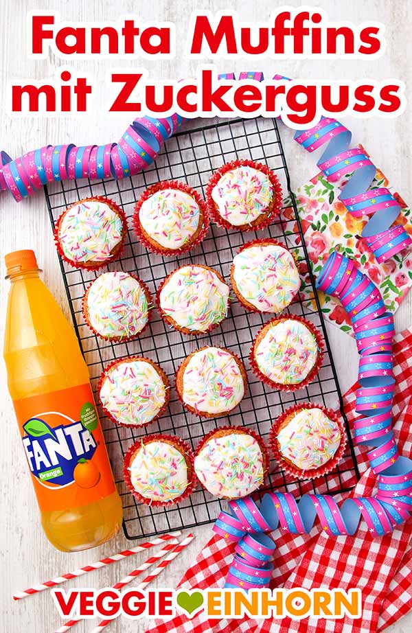 Fanta Muffins für den Kindergeburtstag Fanta Muffins mit Zuckerguss und bunten Zuckerstreuseln auf einem Kuchengitter