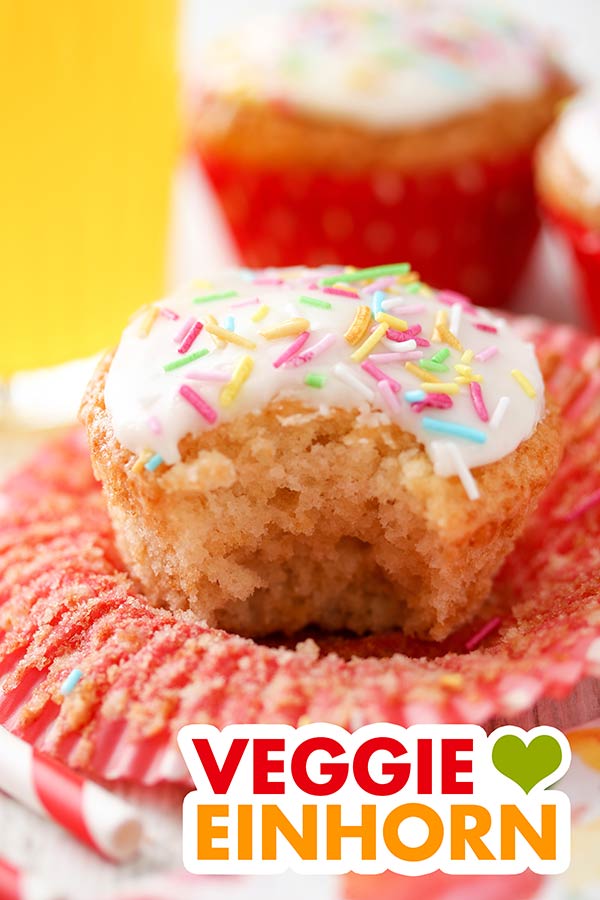Fanta Muffin mit Zuckerguss Ein Fanta Muffin mit Zuckerguss und bunten Zuckerstreuseln