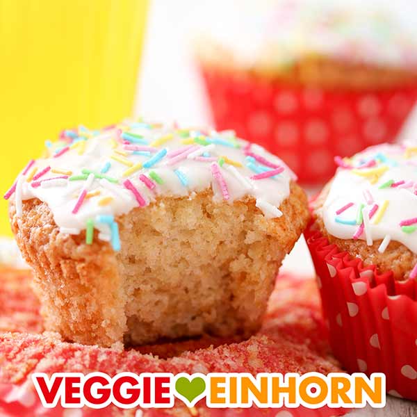 Ein angebissener Fanta Muffin Fanta Muffins und ein Glas Fanta