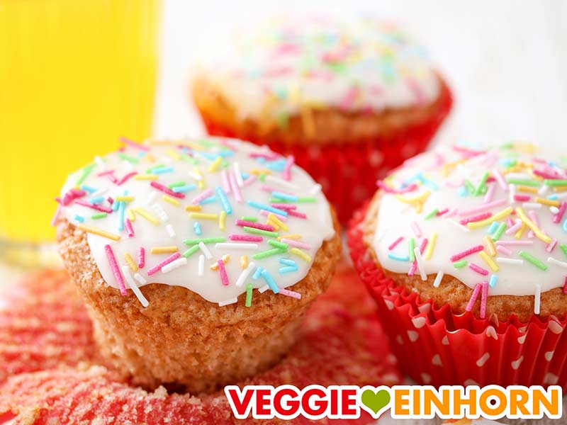 Fanta Muffins Drei Fanta Muffins und ein Glas Fanta