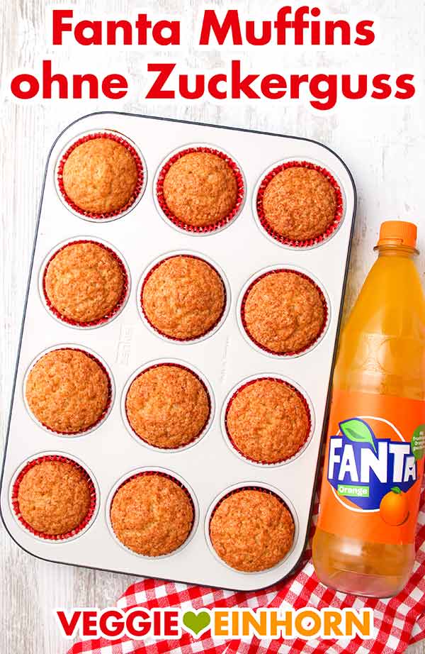 Fanta Muffins nach dem Backen ohne Glasur Fanta Muffins in einem Muffinblech und eine Flasche Fanta