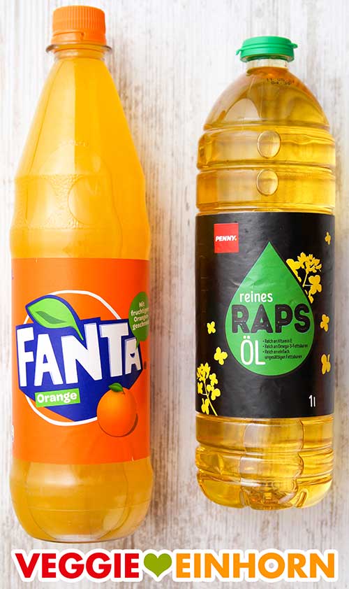 Fanta und Rapsöl Eine Flasche Fanta und eine Flasche Rapsöl