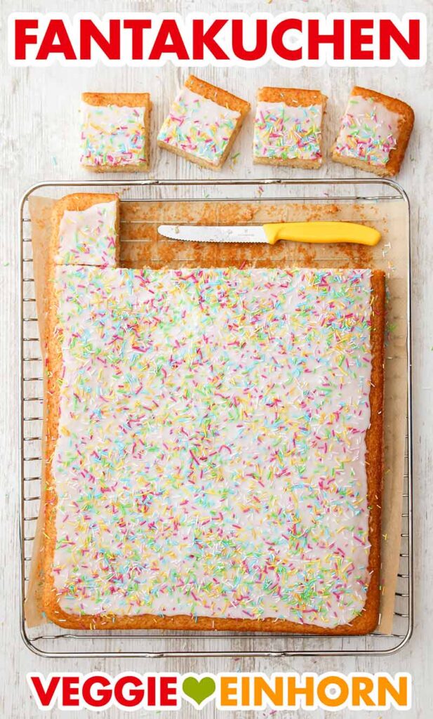 Bunter Kuchen für Kinder vom Blech Angeschnittener Fantakuchen und einige Kuchenstücke