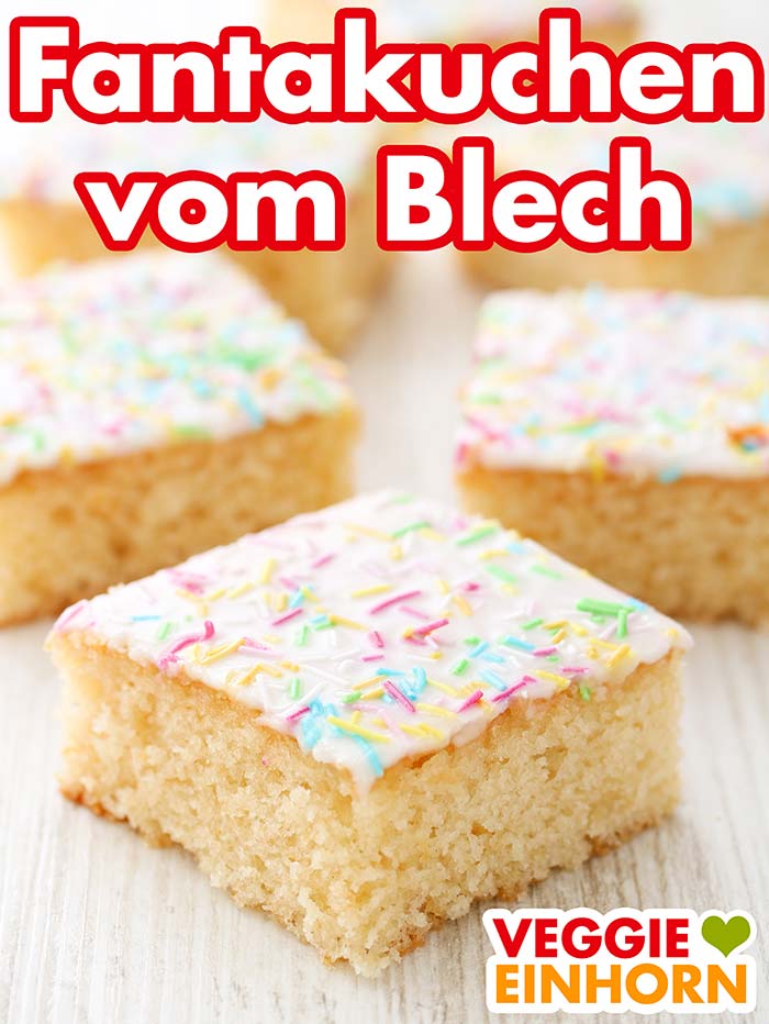 Schneller Kuchen für Kindergeburtstag Einige Stücke Fanta-Blechkuchen ohne Ei auf einem Tisch