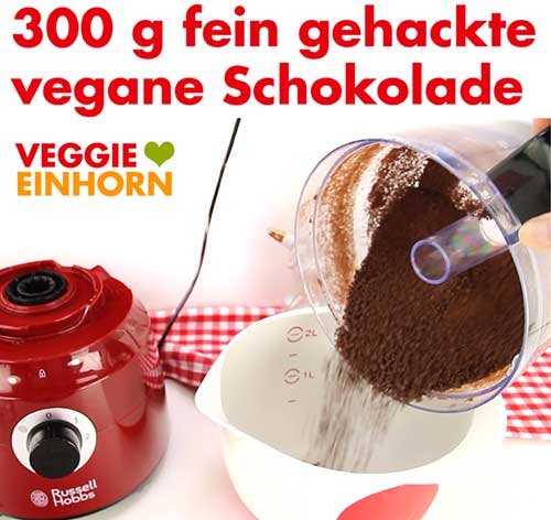 Fein gehackte vegane Schokolade für die Schoko-Sahnecreme Fein gehackte vegane Schokolade für die Schoko-Sahnecreme
