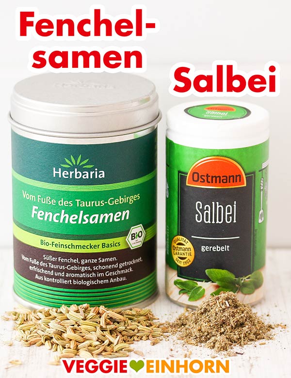 Zwei Gewürzdosen mit Fenchelsamen und Salbei.