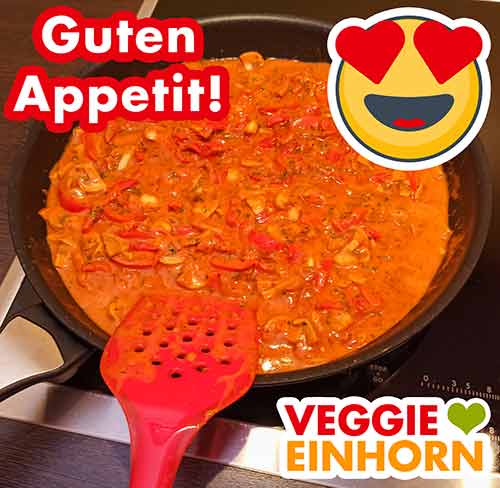 Das einfache Paprika Curry ist fertig. Einfaches Paprika Curry in der Pfanne