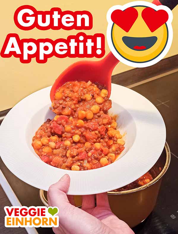 Der schnelle Eintopf ist fertig. Guten Appetit! Der Kichererbsen Linsen Eintopf wird auf einen Teller gefüllt.
