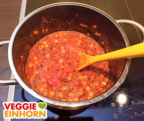 Der Eintopf ist fertig gekocht. Der fertig gekochte Kichererbsen Linsen Eintopf im Topf