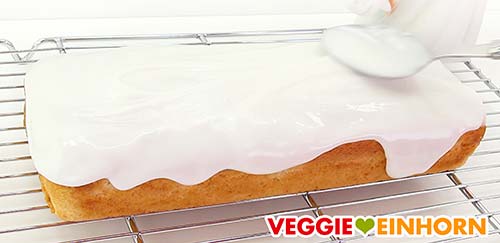 Fertiger veganer Zitronenkuchen mit Zitronenglasur Fertiger veganer Zitronenkuchen mit Zitronenglasur