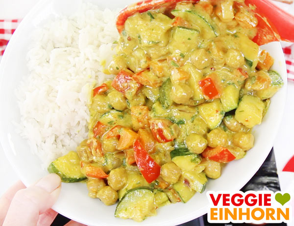 Fertiges veganes Gemüsecurry mit Kokosmilch und Kichererbsen