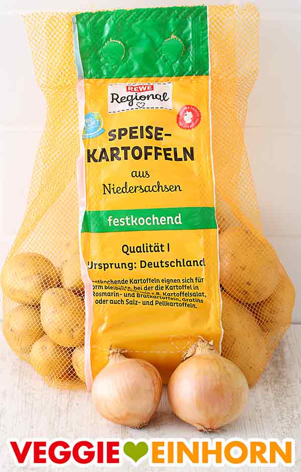 Ein Beutel festkochende Kartoffeln und zwei Zwiebeln