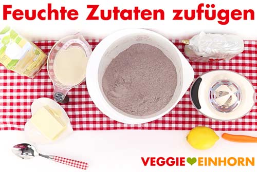 Feuchte Zutaten für die einfache vegane Schokotorte Feuchte Zutaten für die einfache vegane Schokotorte