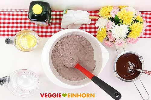 Feuchte Zutaten für den veganen Schokokuchen.