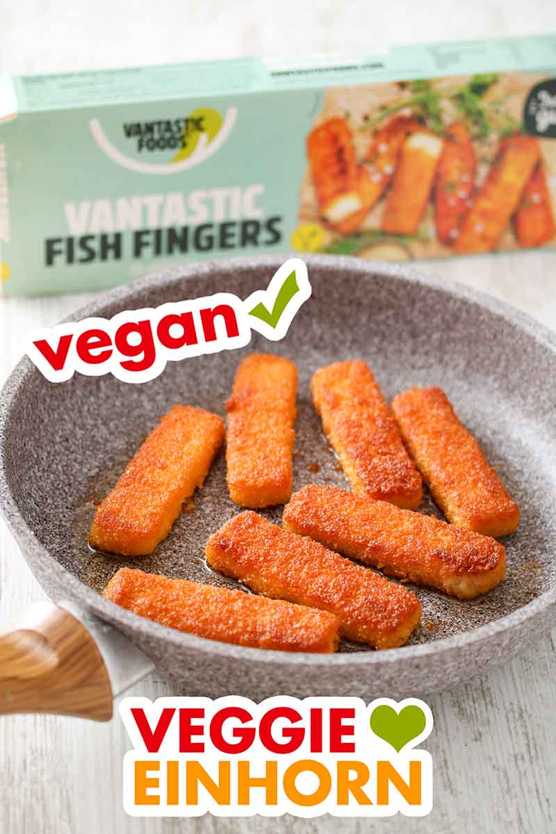 Vegane Fischstäbchen von Vantastic Foods in der Pfanne Vantastic Foods Fischstäbchen in einer Bratpfanne