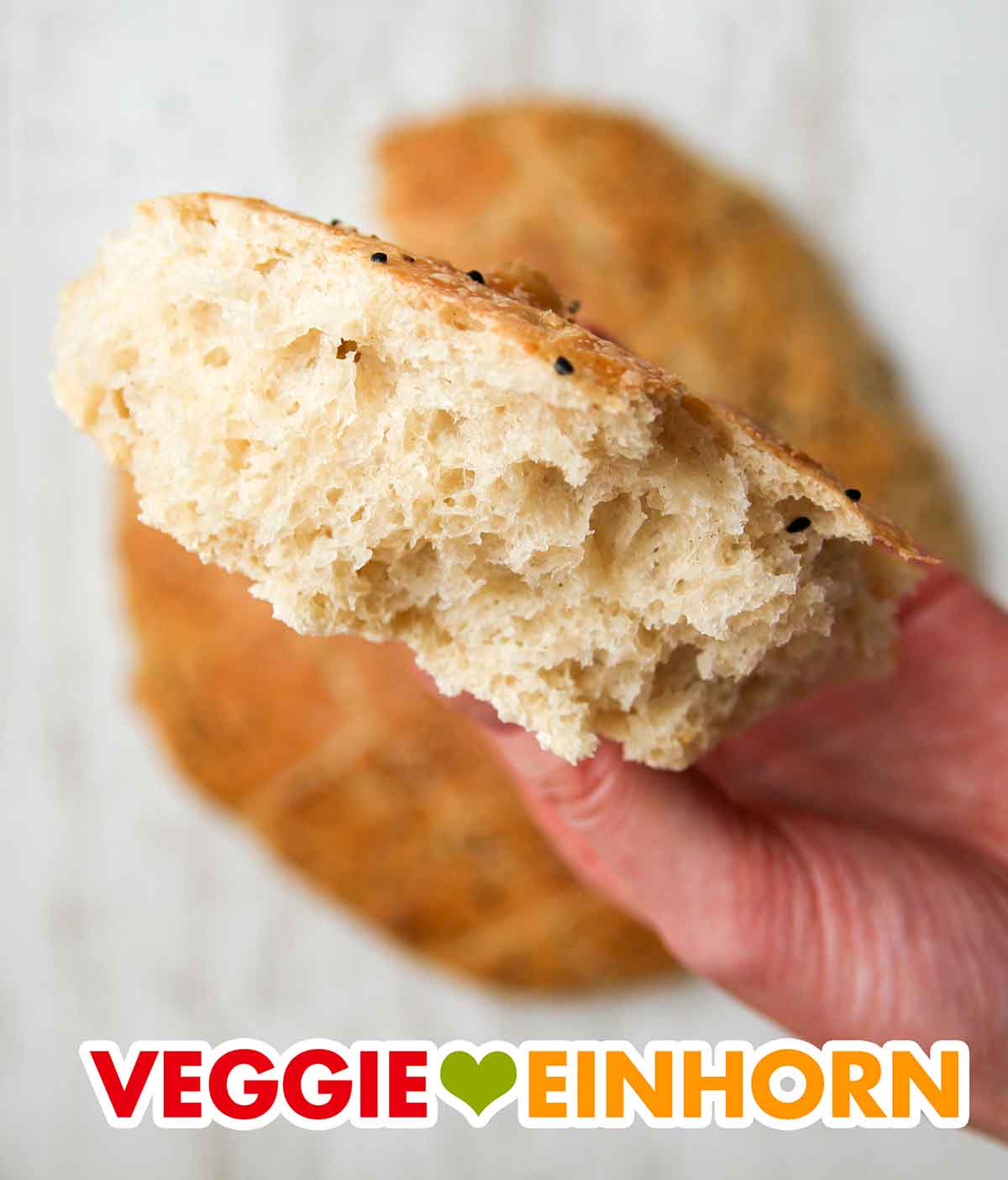 Ein Stück veganes Fladenbrot Ein Stück türkisches Fladenbrot