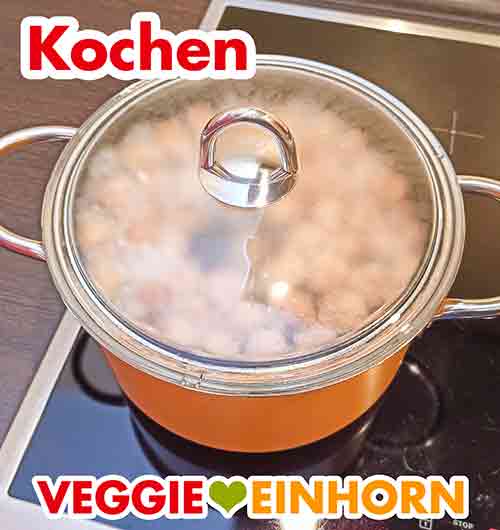 Kochen der Sojawürfel Die Soja Würfel werden gekocht