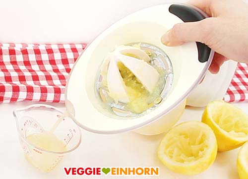 50 ml frisch ausgepressten Zitronensaft abmessen Frisch ausgepresster Zitronensaft