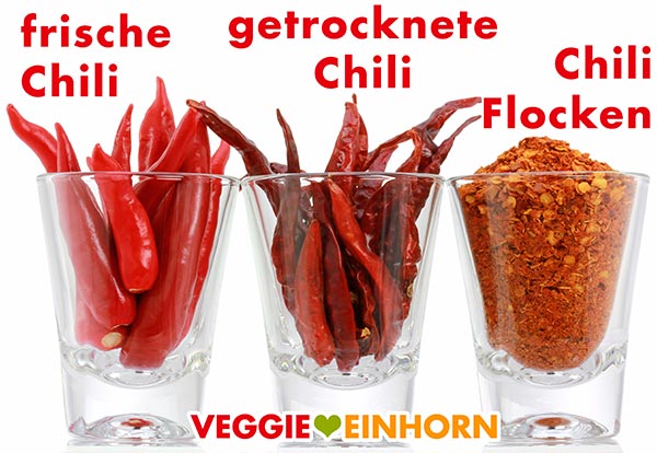 Drei Gläser mit frischen Chilis, getrockneten Chilischoten und Chiliflocken