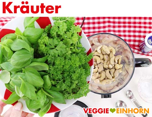 Frische Kräuter für Cashew-Dip - Basilikum und Petersilie