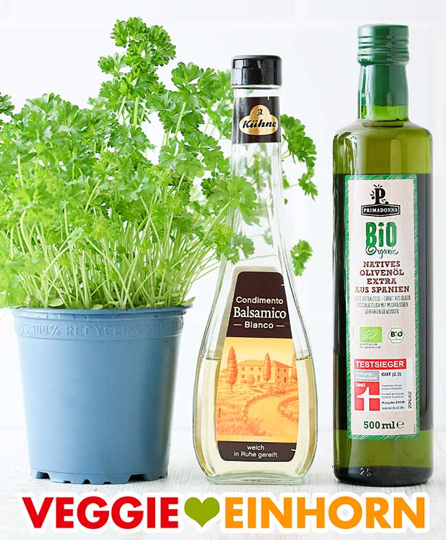 Frische Petersilie, Condimento Balsamico Bianco, Olivenöl Frische Petersilie, eine Flasche weißer Balsamicoessig und eine Flasche Olivenöl