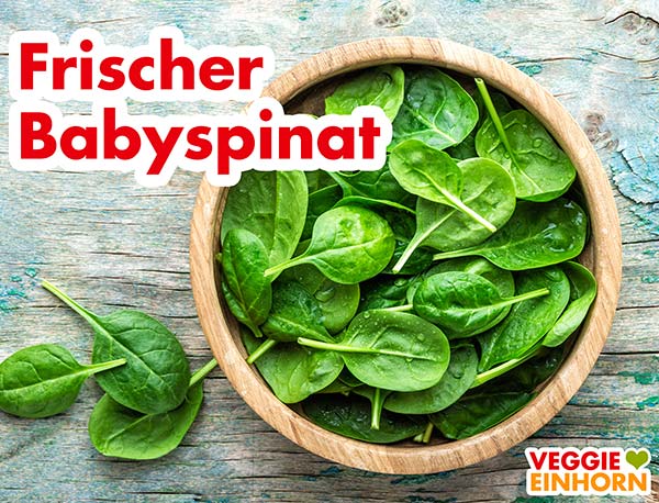 Frischer Babyspinat in einer Holzschüssel