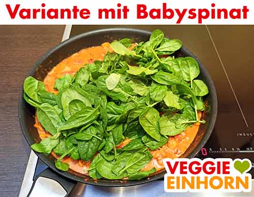 Blattspinat und Paprikacurry in einer Pfanne Pfanne mit Paprika Curry und frischem Baby-Blattspinat