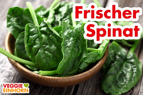 Frische Spinatblätter in einer Holzschale