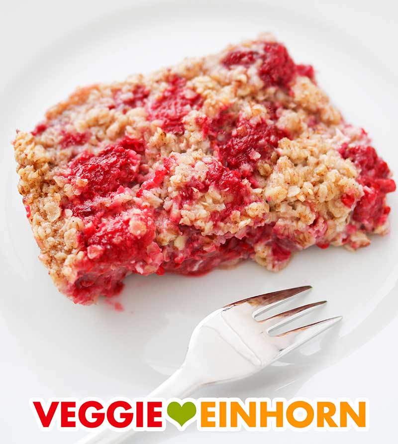 Baked Oatmeal mit Himbeeren auf einem Teller