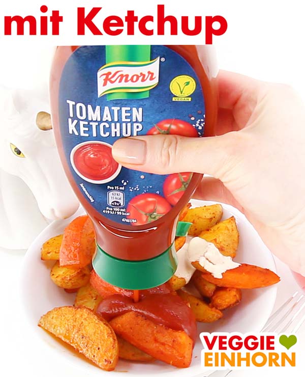 Gebackene Kartoffel Wedges und Kürbisspalten mit Ketchup.