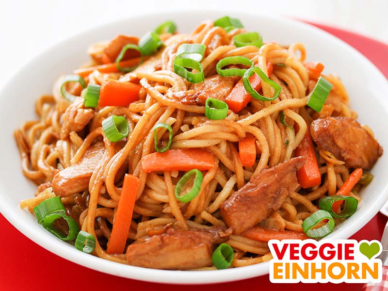 Chinesische Gebratene Nudeln mit Karotten und Frühlingszwiebeln